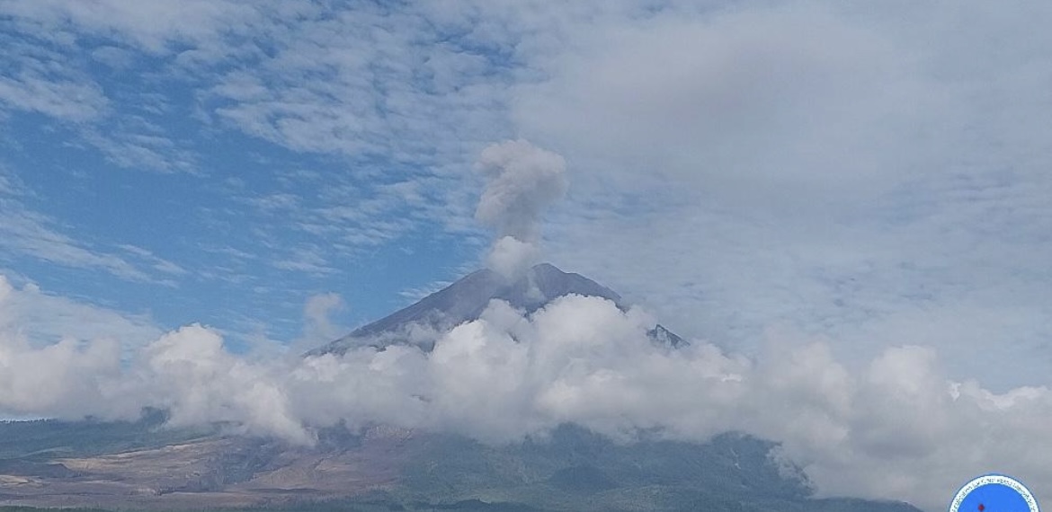 MEGAH : Gunung Semeru masih mengalami erupsi setiap hari dengan ketinggian yang beragam.(PETUGAS PPGA FOR RAME)