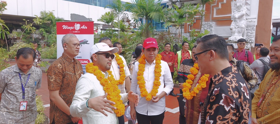 Bupati Jember Muhammad Fawait bersama Anggota DPR RI Rivqy Abdul Halim dan Presiden Direktur Lion Air Daniel Putut K, di Bandara I Gusti Ngurah Rai Bali, seusai terbang dari Bandara Jember.