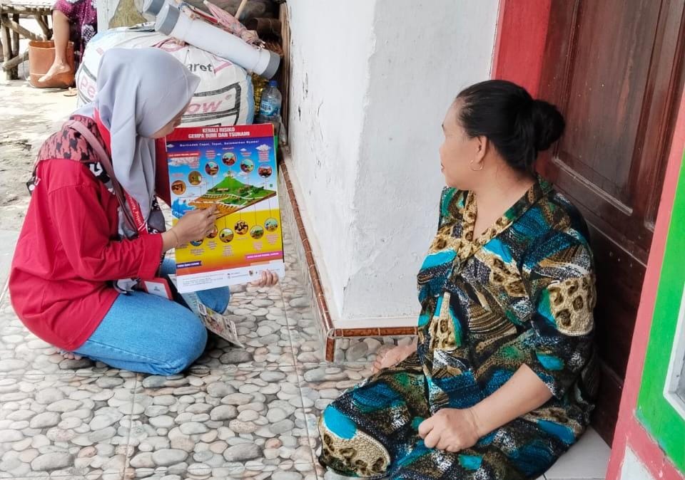 LANGSUNG KE RUMAH: Anggota SIBAT saat sosialisasi mitigasi dan potensi bencana kepada masyarakat secara door to door di Desa Puger Wetan, Kecamatan Puger.