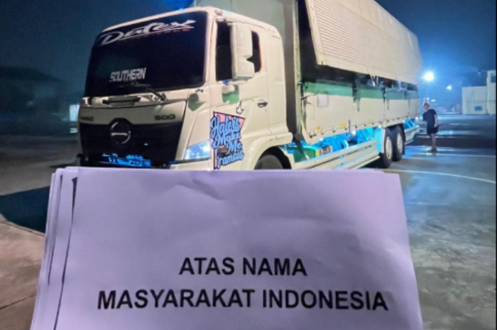 Menyoroti cerita influencer Ferry Irwandi saat menyalurkan bantuan ke korban bencana banjir bandang di Sumatera. (TikTok.com/@irwandiferry)