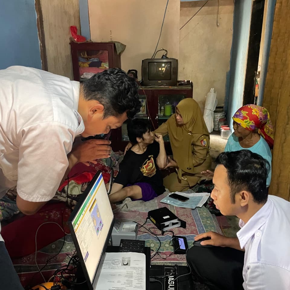 SAMBANGI : Proses perekaman KTP el dilakukan di rumah warga rentan untuk memudahkan pelayanan administrasi di Jember.
