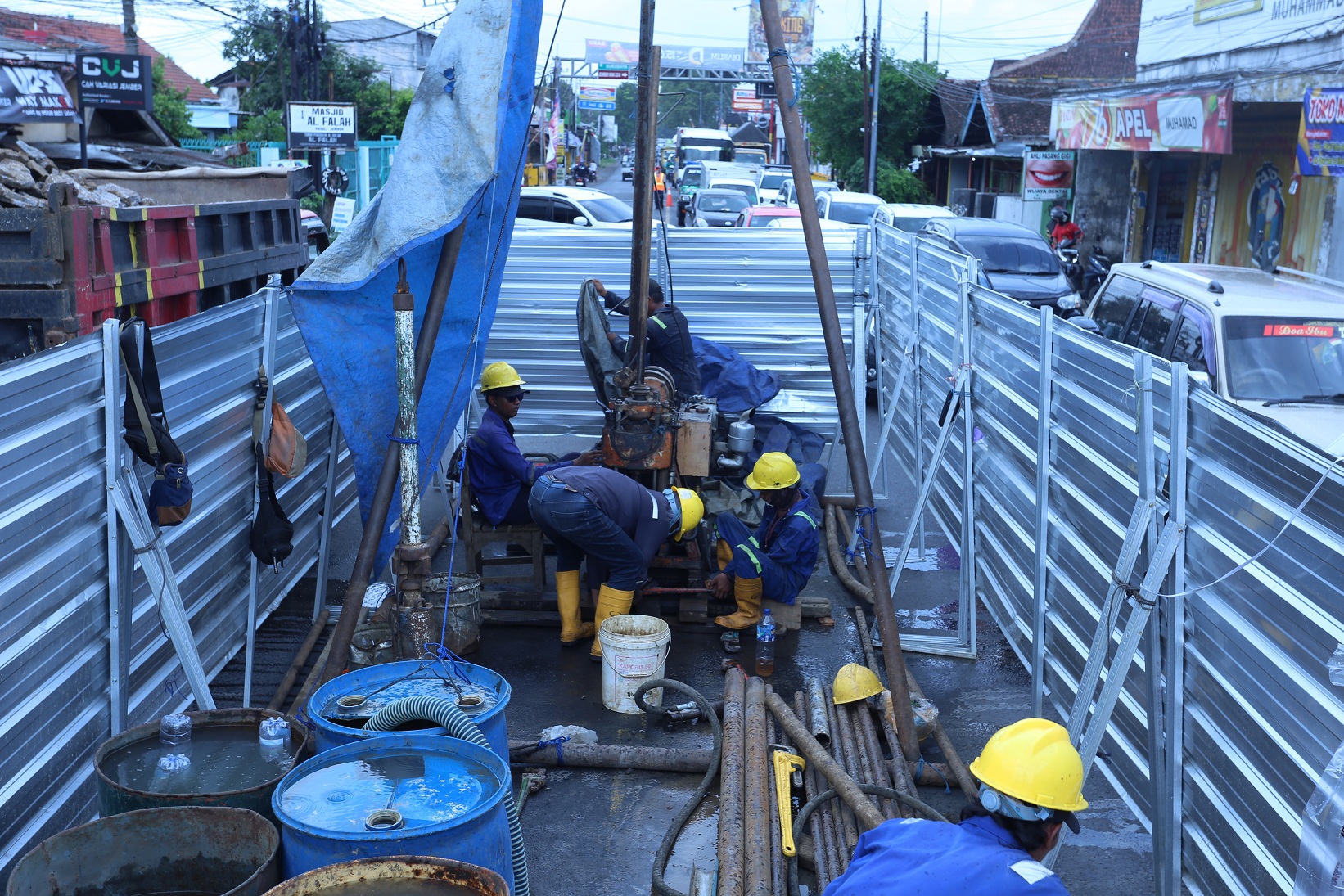 DIUJI: Pekerja melakukan pengeboran untuk mengambil sampel tanah di Jalan Brawijaya, Kelurahan Mangli, Kecamatan Kaliwates. Ini dilakukan untuk rencana pembangunan flyover.
