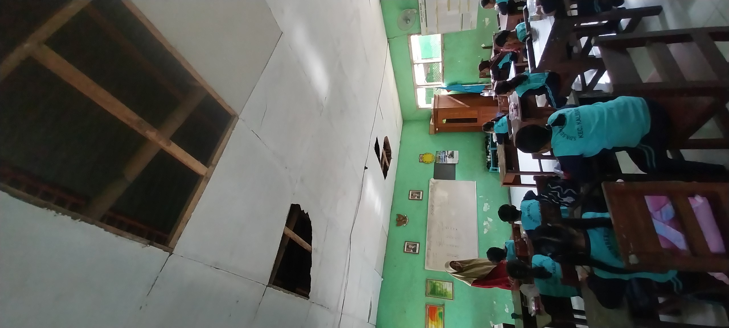 RAWAN AMBRUK: Siswa kelas III SDN Sumberjeruk 03, Desa Sumberjeruk, Kecamatan Kalisat, tetap mengikuti KBM di ruang kelas yang bagian atap plafon mulai rusak.