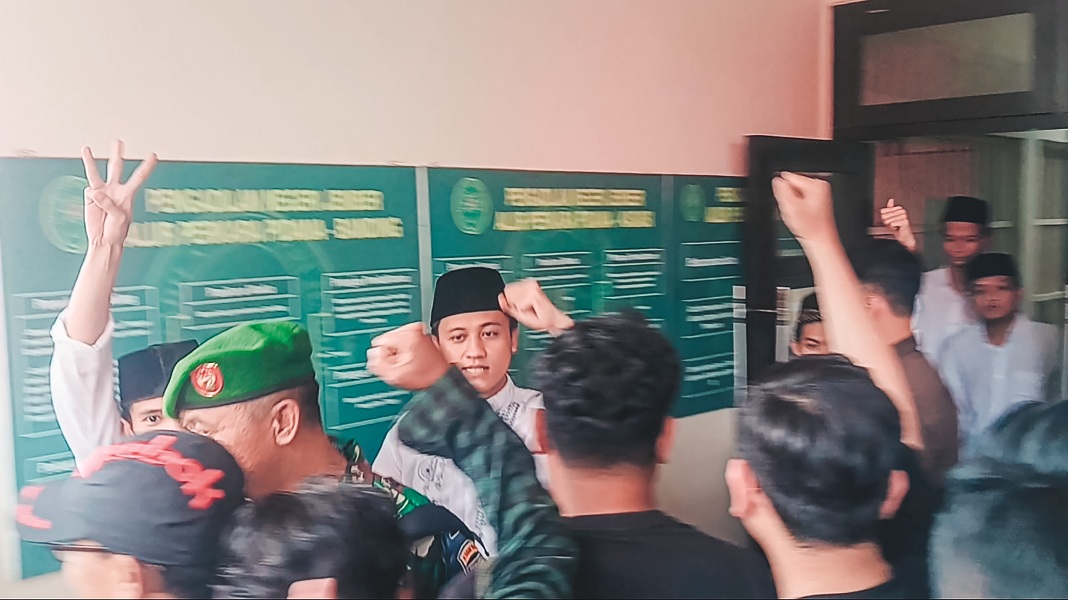 BALIK KANAN: Aktivis yang menjadi terdakwa dugaan perusakan fasilitas hendak memasuki mobil tahanan seusai sidang di PN Jember, kemarin (8/12).