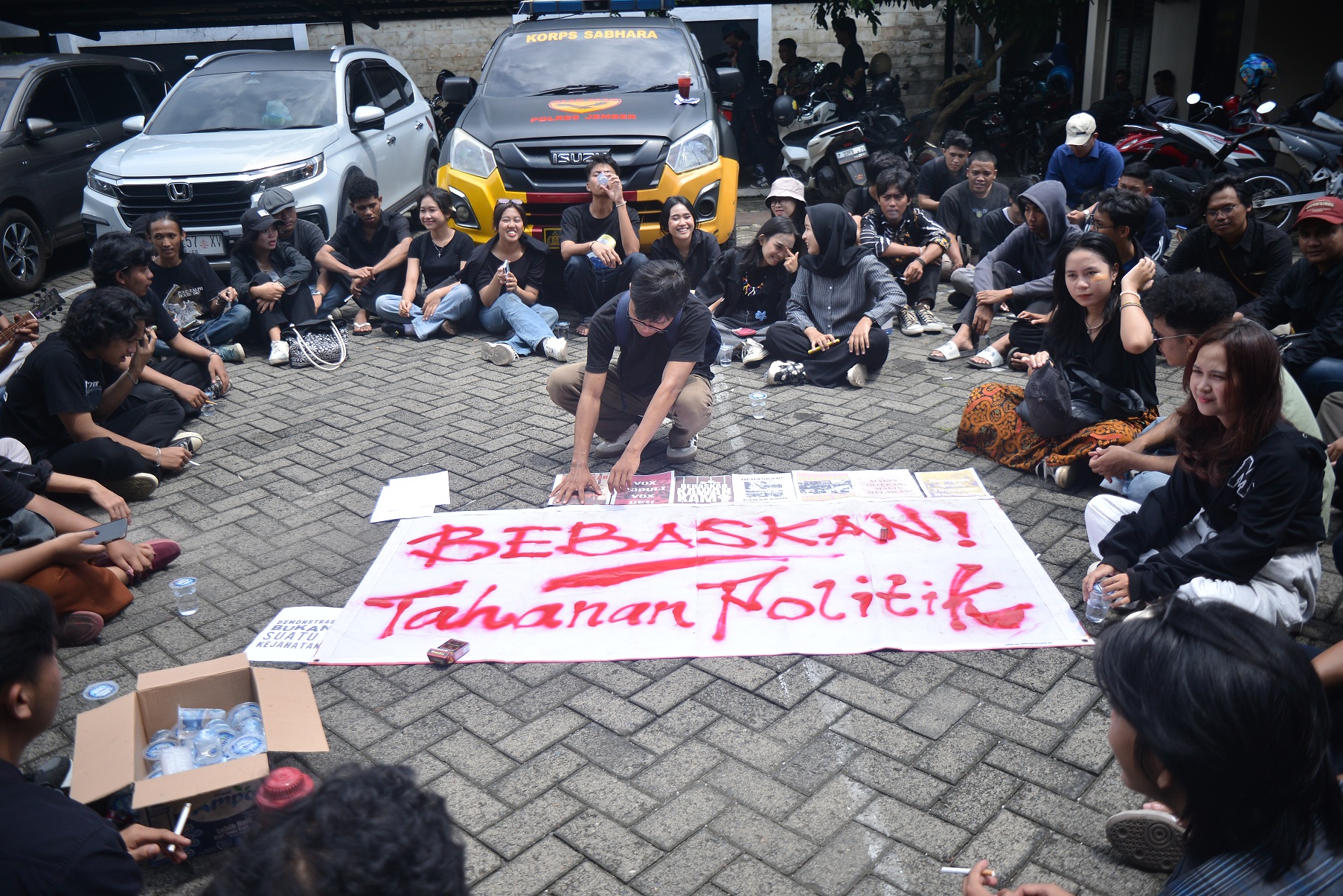 TUNTUT KEADILAN: Puluhan mahasiswa orasi di depan Pengadilan Negeri Jember, kemarin (8/12).