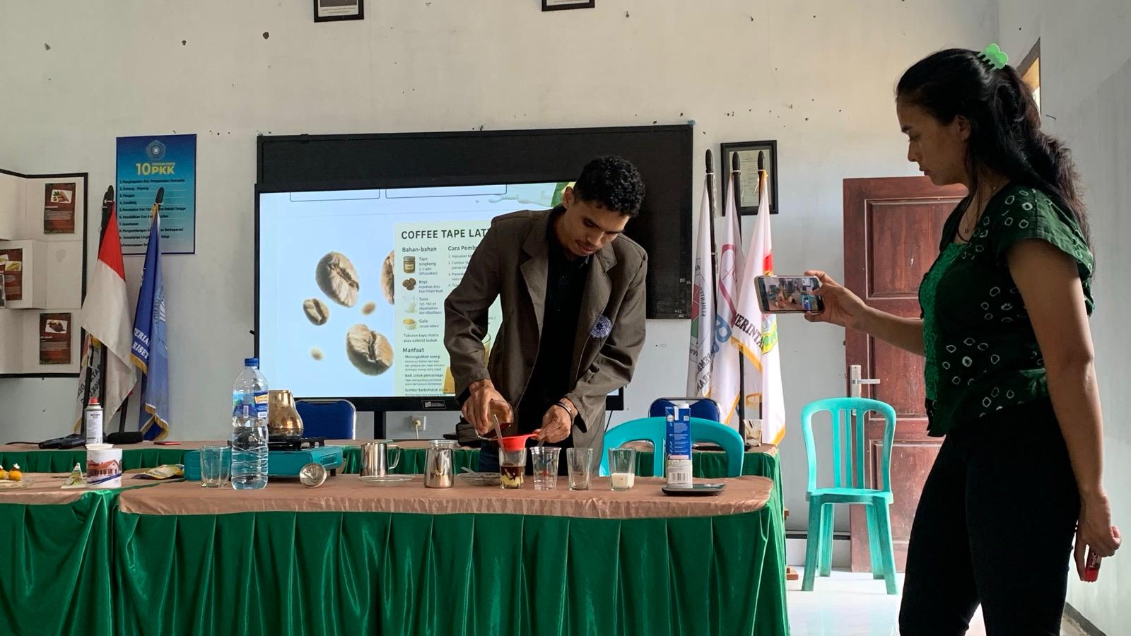 KREATIF: Mahasiswa Program Magister STIPRAM Yogyakarta, Inosensius Bebok, membuat coffee tape latte bersama para pemuda di Desa Klungkung, Kecamatan Sukorambi.