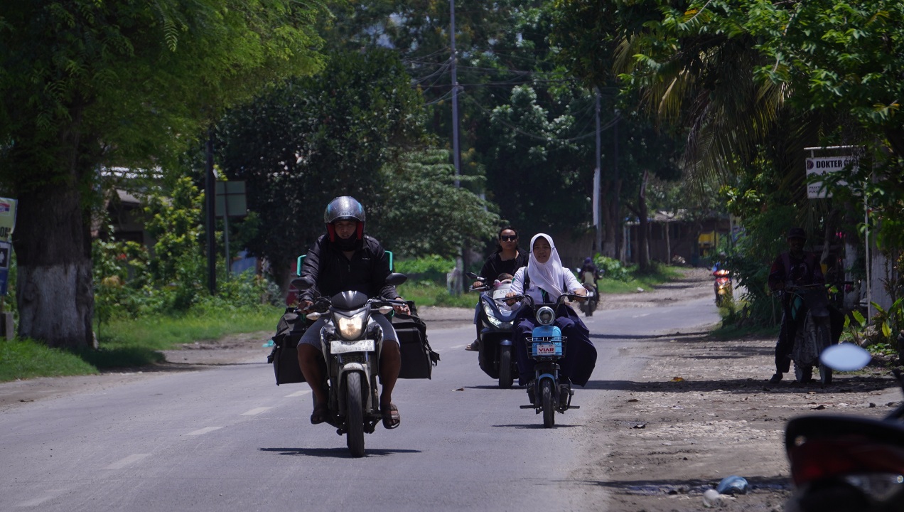 SAMA-SAMA TAK PAKAI HELM: Pelajar di Puger menggunakan sepeda listrik dan melintas di jalan raya pada Desember 2024 lalu.