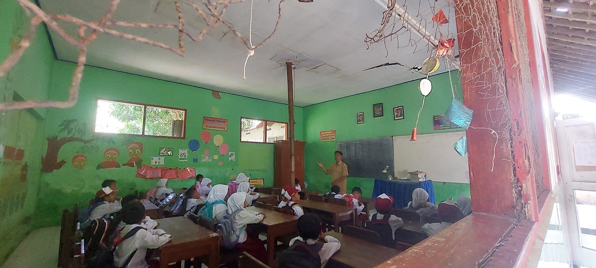 BERBAHAYA: Ruang kelas 1 SDN Gambiran 02, di Dusun Rowo II, Desa Gambiran, Kecamatan Kalisat, terpaksa dipasang dua penyangga dari bambu.