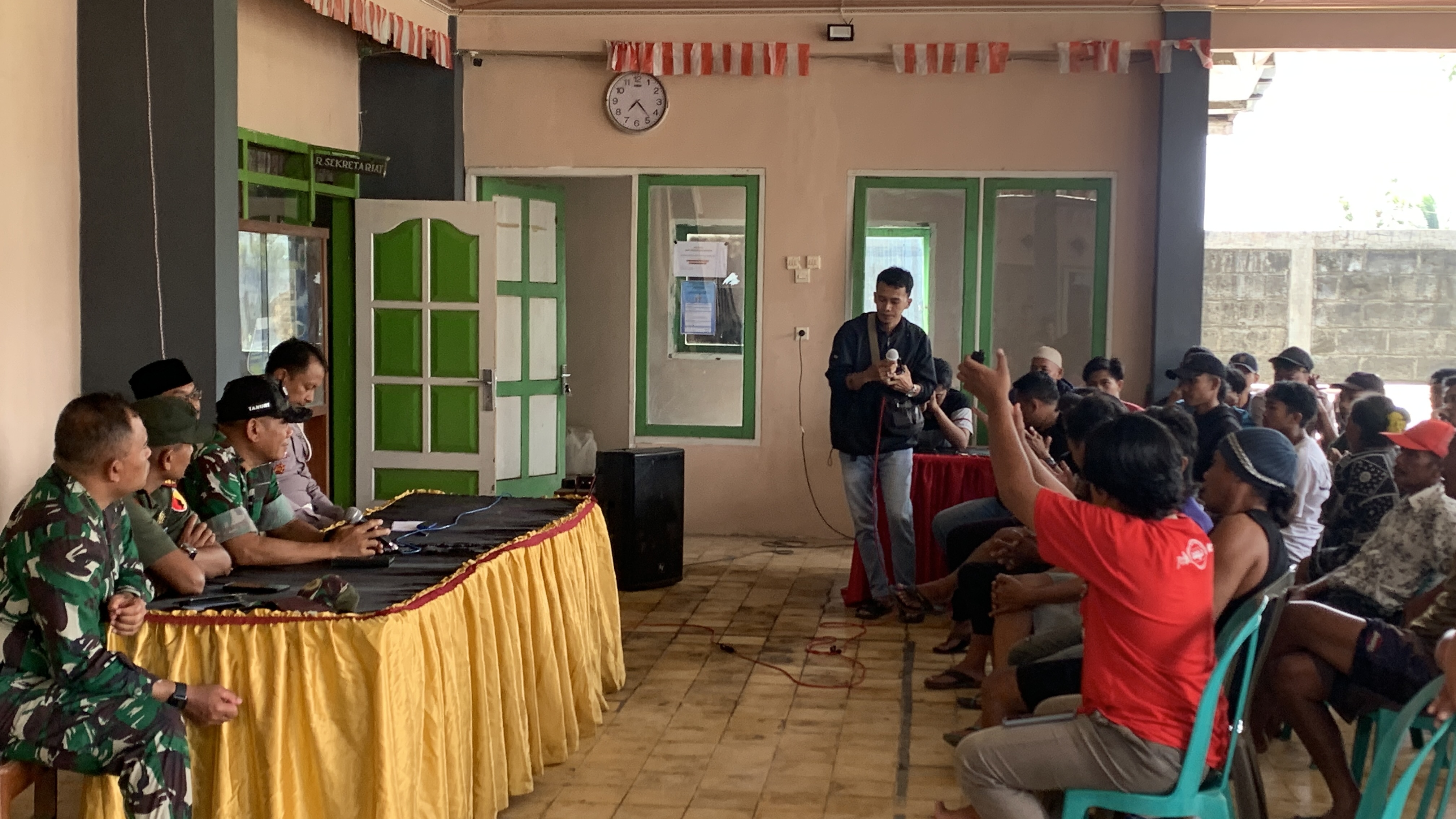 SEMPAT MEMANAS: Pemuda Desa Gambangan menyampaikan aspirasinya dihadapan kades dan Kasdim 0822/Bondowoso.