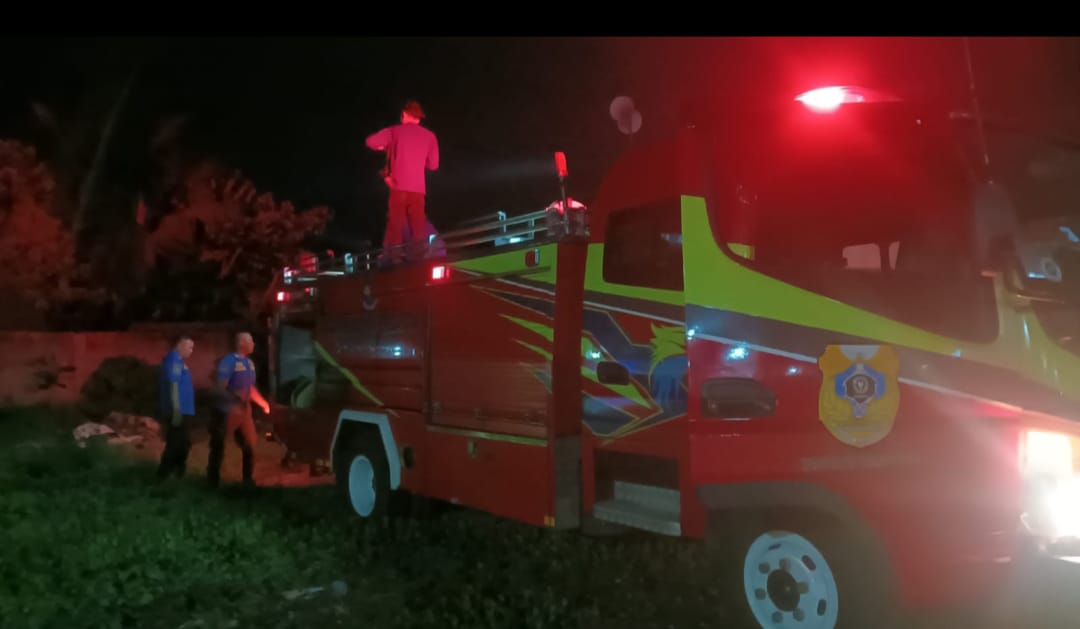 BERUSAHA MEMADAMKAN: Sejumlah petugas Damkar Bondowoso saat evakuasi kandang sapi yang terbakar, kemarin (7/12).