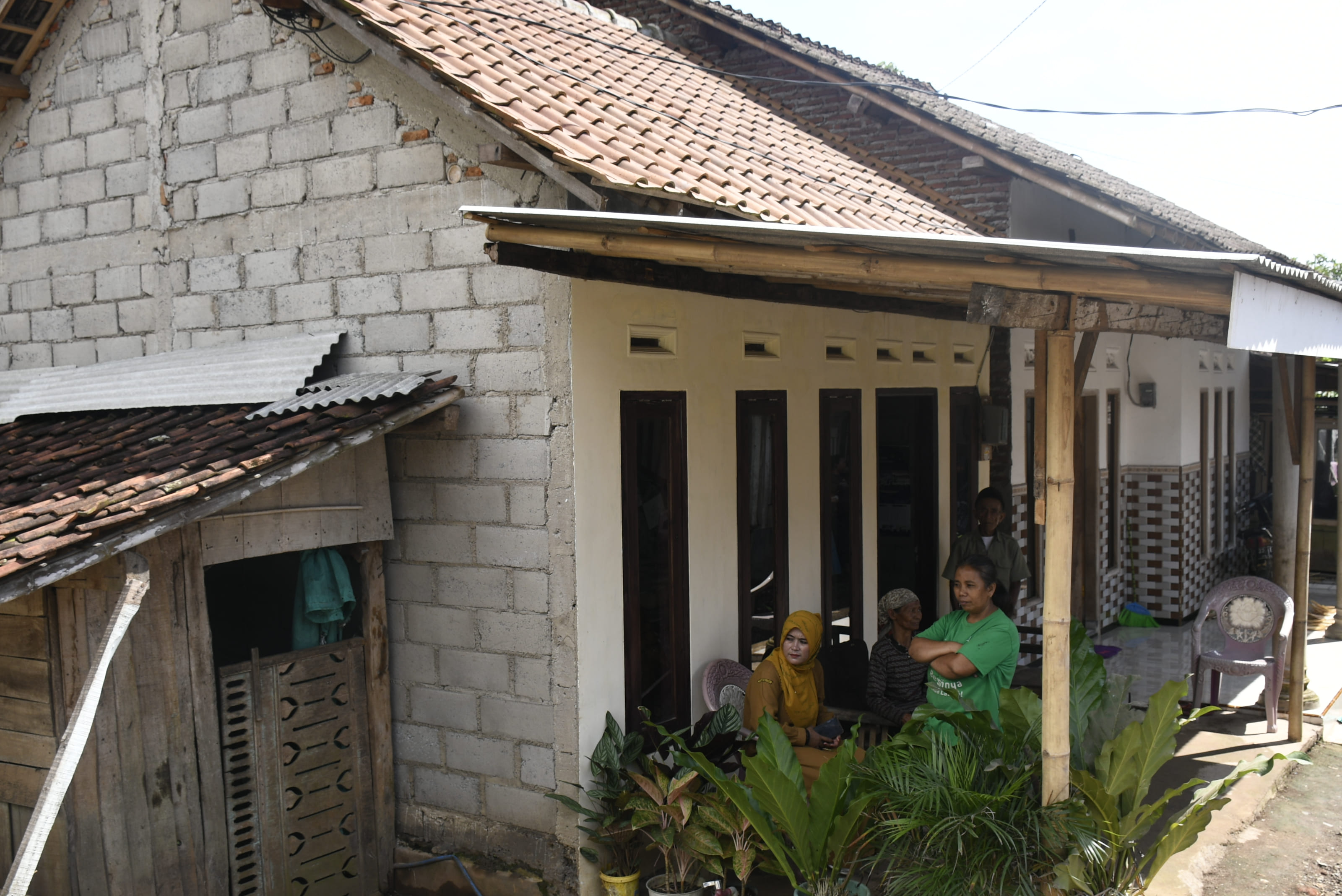 LEBIH LAYAK: Salah seorang warga di Kecamatan Curahdami menikmati rumah yang baru dibangun oleh Pemkab Bondowoso.