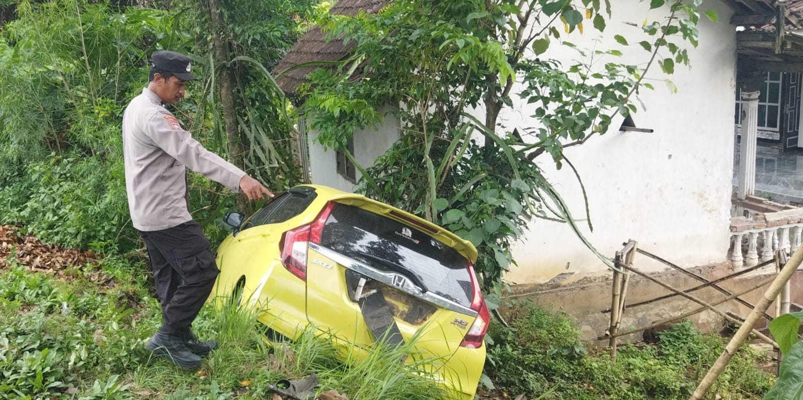 RUSAK PARAH: Mobil Honda yang disopiri Muhammad Diadudin Robiti, 23, warga Kecamatan Sukorambi terperosok setelah menghindari kecelakaan pada Sabtu (6/12).