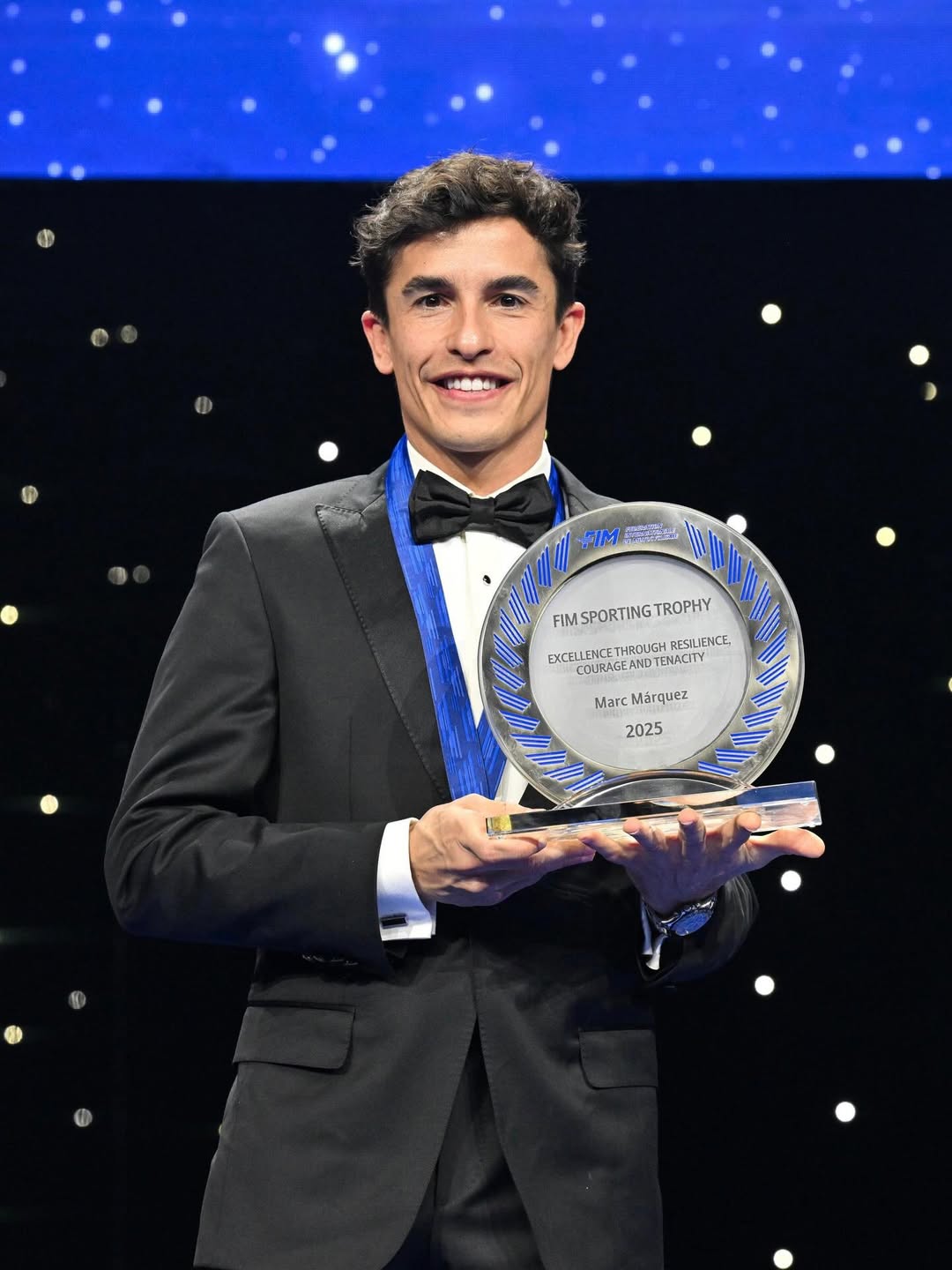 Marc Marquez, Juara Dunia MotoGP 2025, menerima trofi kejutan dalam FIM Awards.