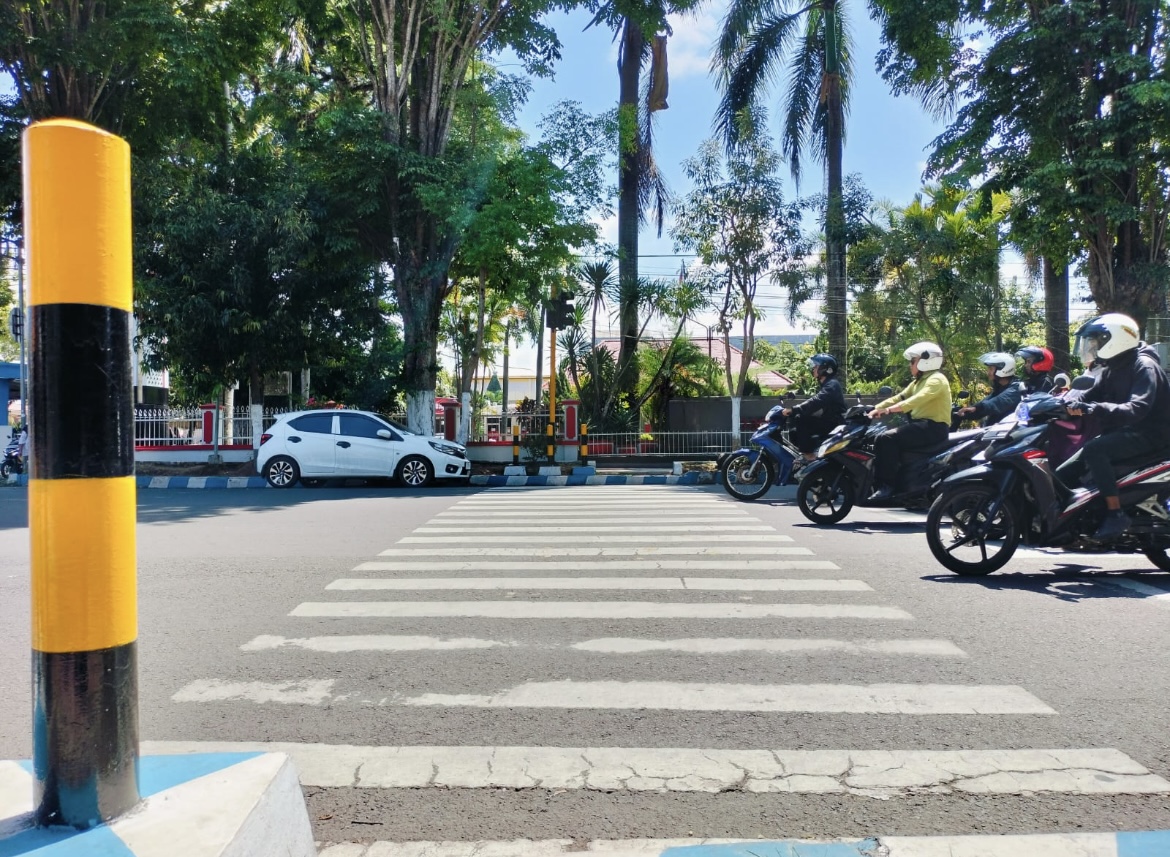 MELINTASI: Sejumlah pengendara saat berhenti di persimpangan Jalan Letnan Karsono.(FAQIH HUMAINI/RADAR IJEN)