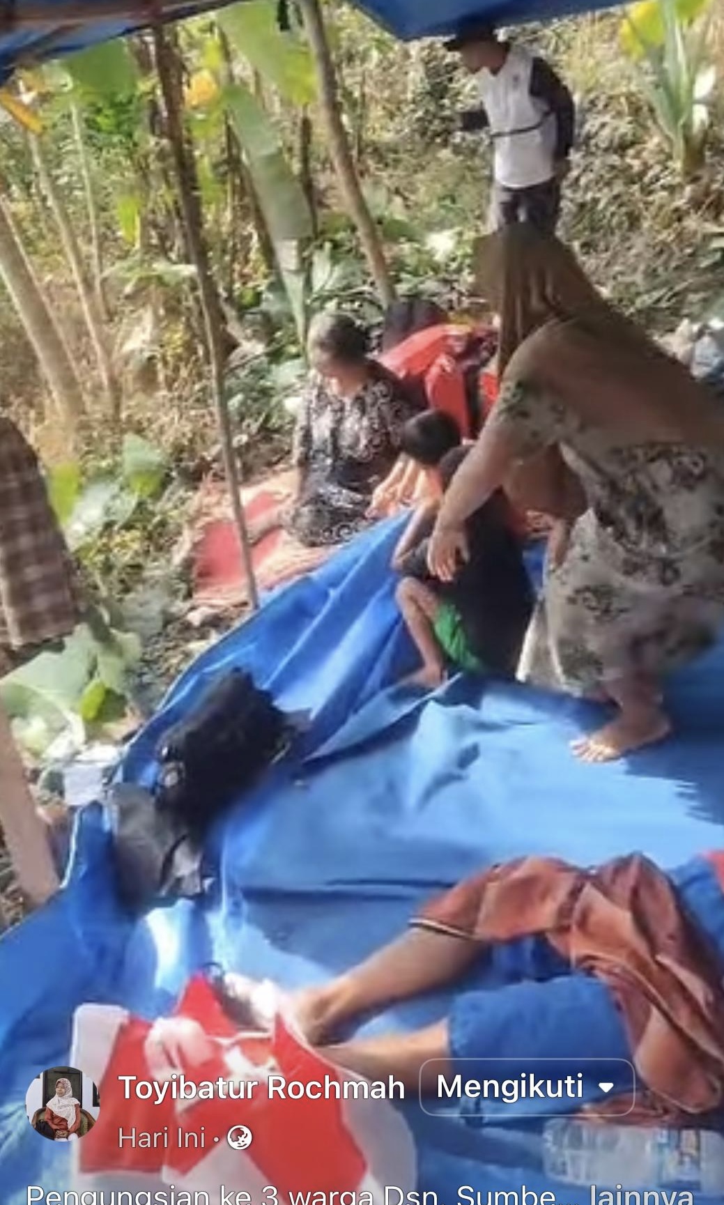 Kondisi pengungsian di atas bukit pasca dilanda lahar dingin Semeru.