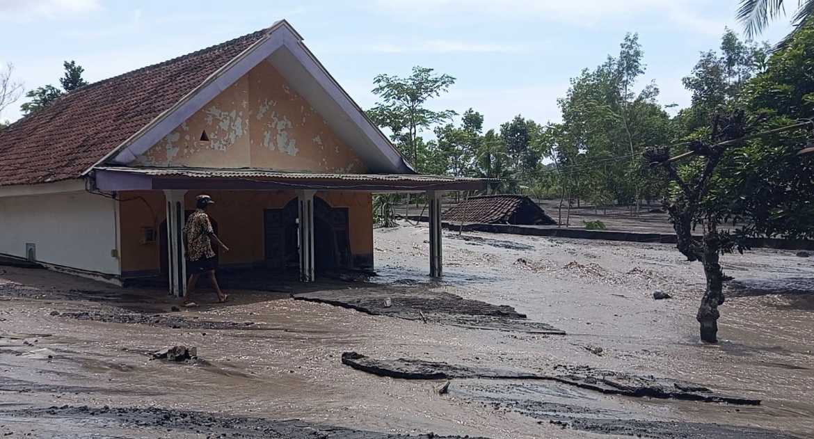 TERTIMBUN: Belasan rumah warga rusak tertimbun sisa material banjir lahar dingin, kemarin.(ADE APRYANIS/RAME)