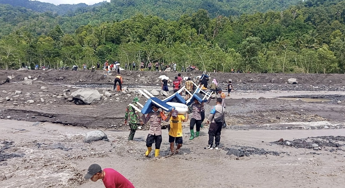 SELAMATKAN: Warga Dusun Sumberlangsep, Desa Jugosari, Kecamatan Candipuro saat berusaha menyelamatkan barang berharga, kemarin.(ADE APRYANIS/RAME)