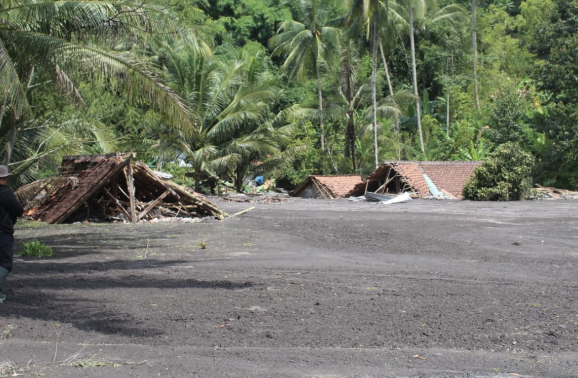 TERTIMBUN: Penampakan rumah korban terdampak banjir lahar dingin yang tertimbun material vulkanis Gunung Semeru.(ATIEQSON MAR IQBAL/RAME)