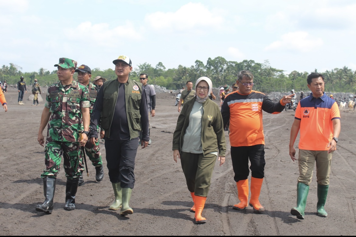 TINJAU: Bupati Lumajang Indah Amperawati bersama Wakil Bupati Lumajang Yudha Adji Kusuma saat meninjau lokasi Dusun Sumberlangsep, Desa Jugosari, Kecamatan Candipuro, kemarin.(ATIEQSON MAR IQBAL/RAME)