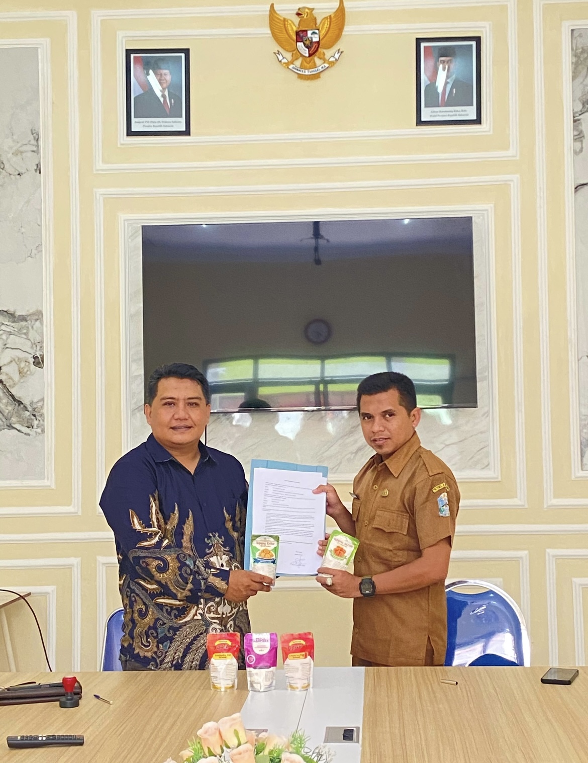 SINERGI: Penandatanganan MOU Novi Sanjaya dengan Kepala SMKN Senduro, Senin (8/12)