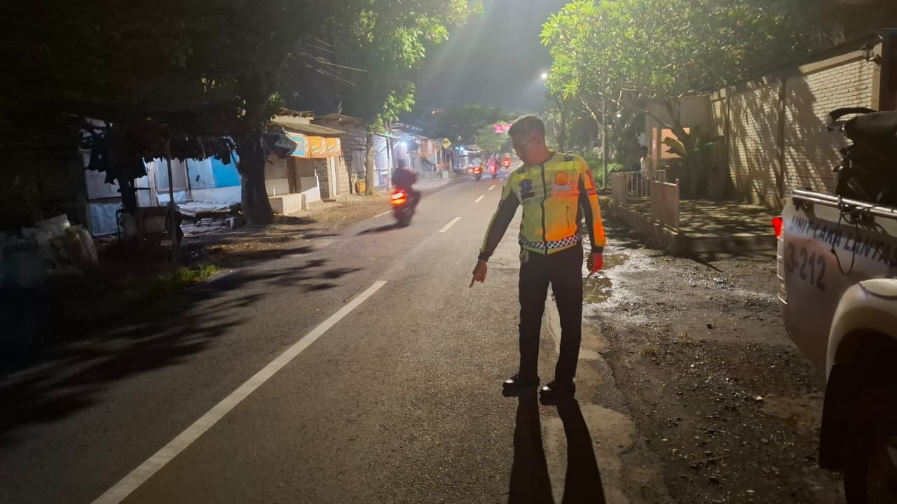 OLAH TKP: Anggota Unit Laka Satlantas Polres Jember saat mendatangi lokasi kecelakaan yang melibatkan sepeda listrik dan sepeda motor Honda Beat di Jalan Raya Desa Andongsari, Kecamatan Ambulu.