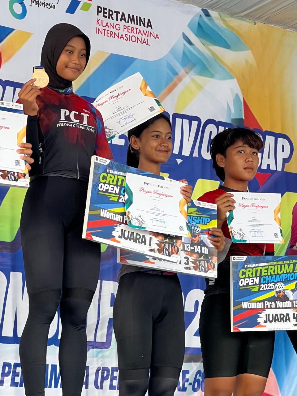 NAIK PODIUM: Atlet balap sepeda Jember, Melinda Aprilia (tengah) harus puas di posisi tiga pada ajang Pertamina RV IV Cilacap Criterium Open Championship 2025.