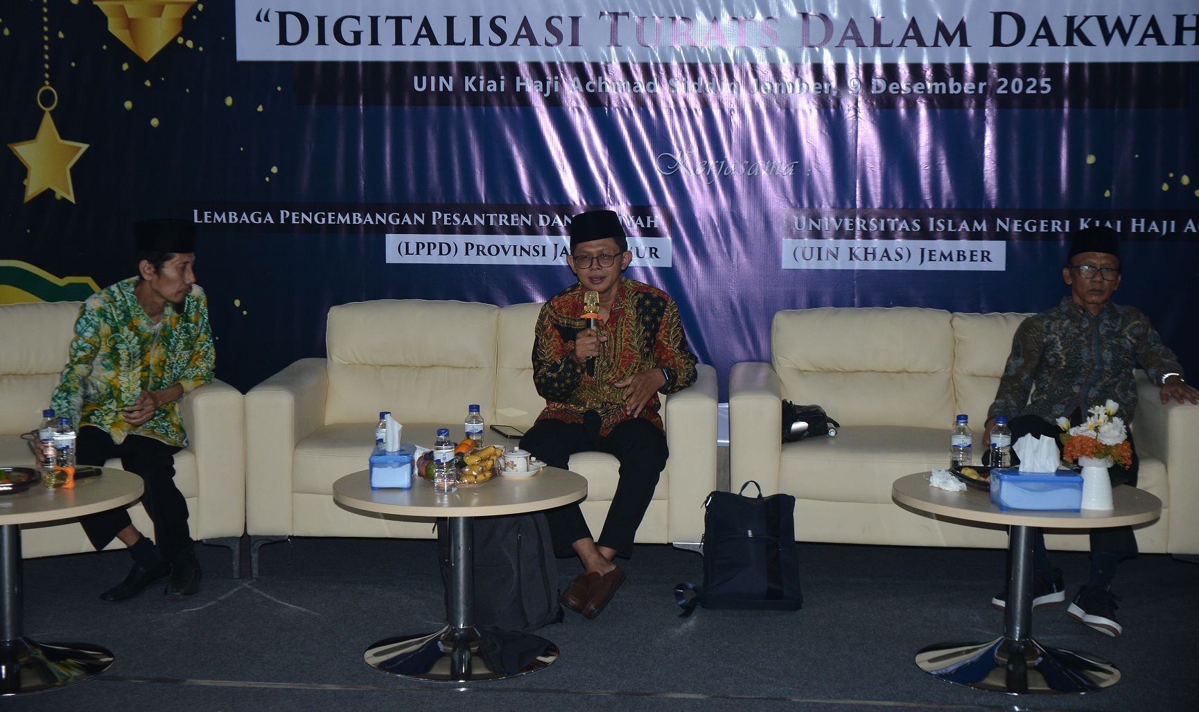 PENYAMPAIAN MATERI: Sekretaris Nahdlatul Turats Dr H Ahmad Karomi (tengah) memaparkan urgensi beradaptasi dengan kemajuan teknologi dalam Seminar Nasional yang diselenggarakan oleh Fakultas Dakwah UIN