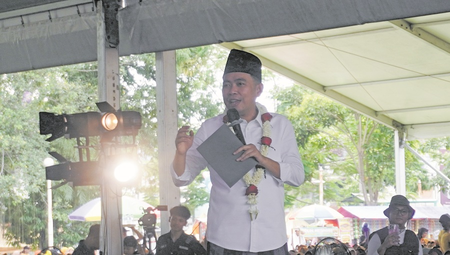 SILATURAHMI: Bupati Fawait saat bertemu dengan masyarakat di Alun-alun Kecamatan Rambipuji, Minggu (7/12).