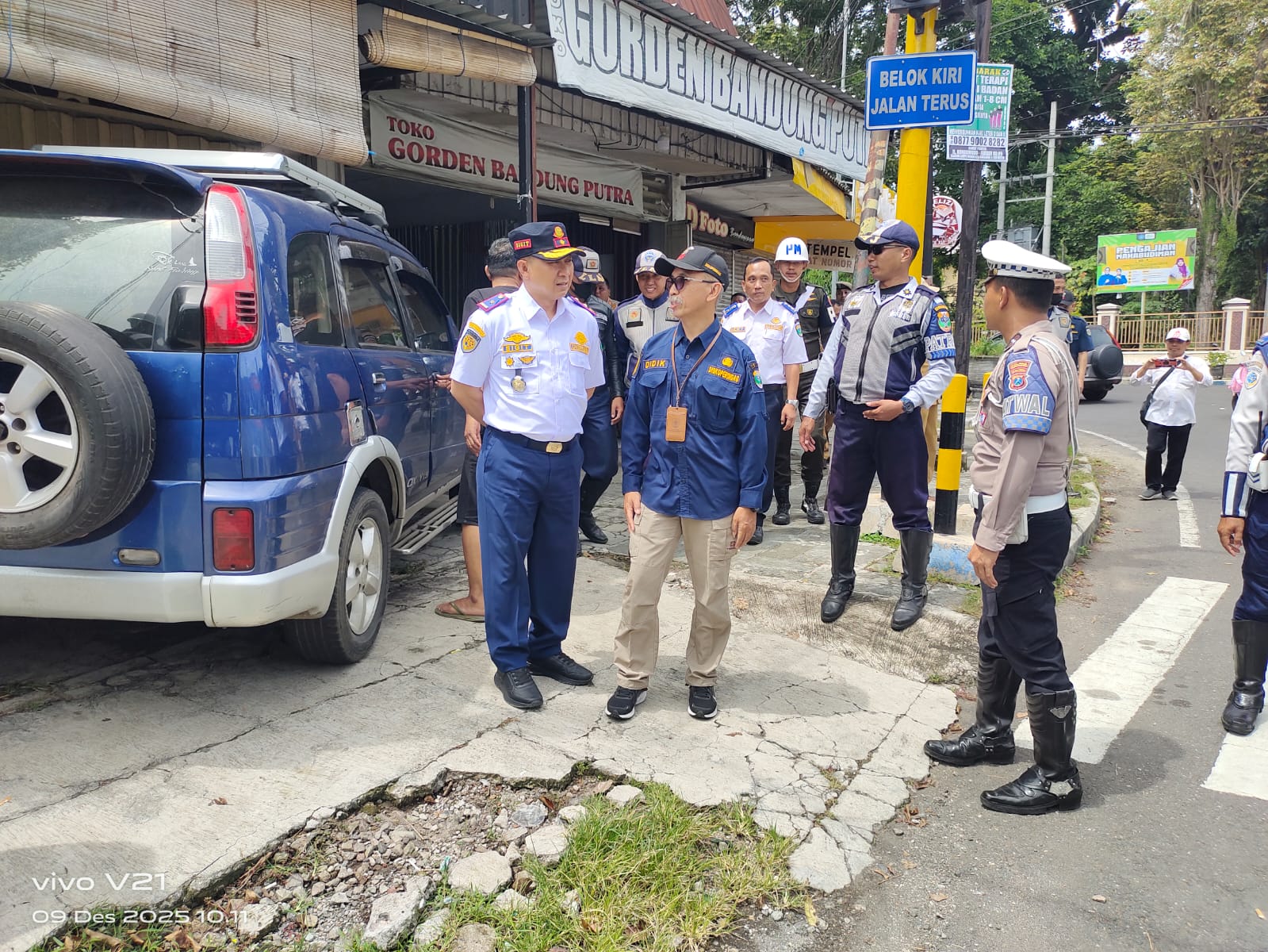 DITERTIBKAN: Kepala Dishub Bondowoso Sigit Purnomo bersama Satlantas Polres Bondowoso, menertibkan kendaraan yang parkir sembarangan.