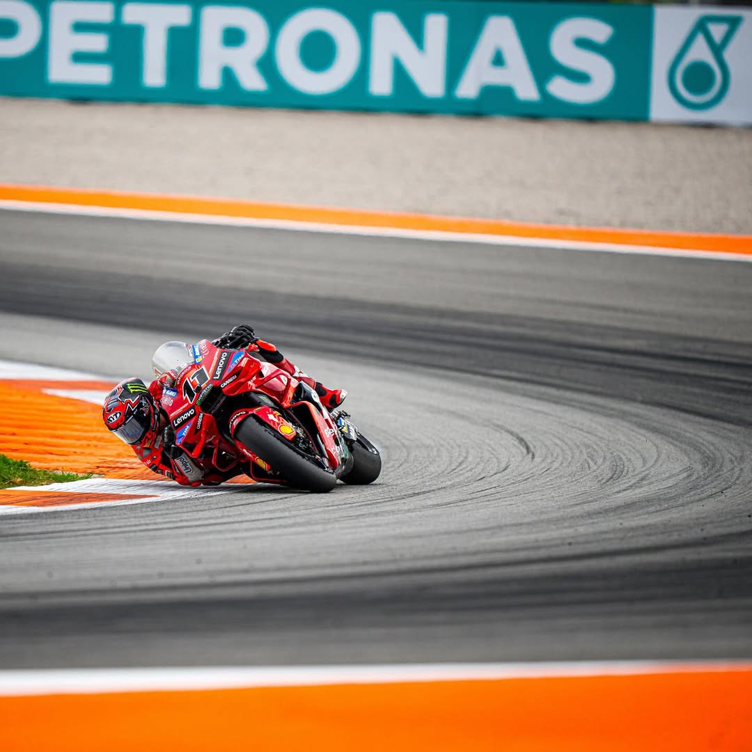 Nicolo Bulega mengendarai Ducati Desmosedici GP25 di Sirkuit Valencia.