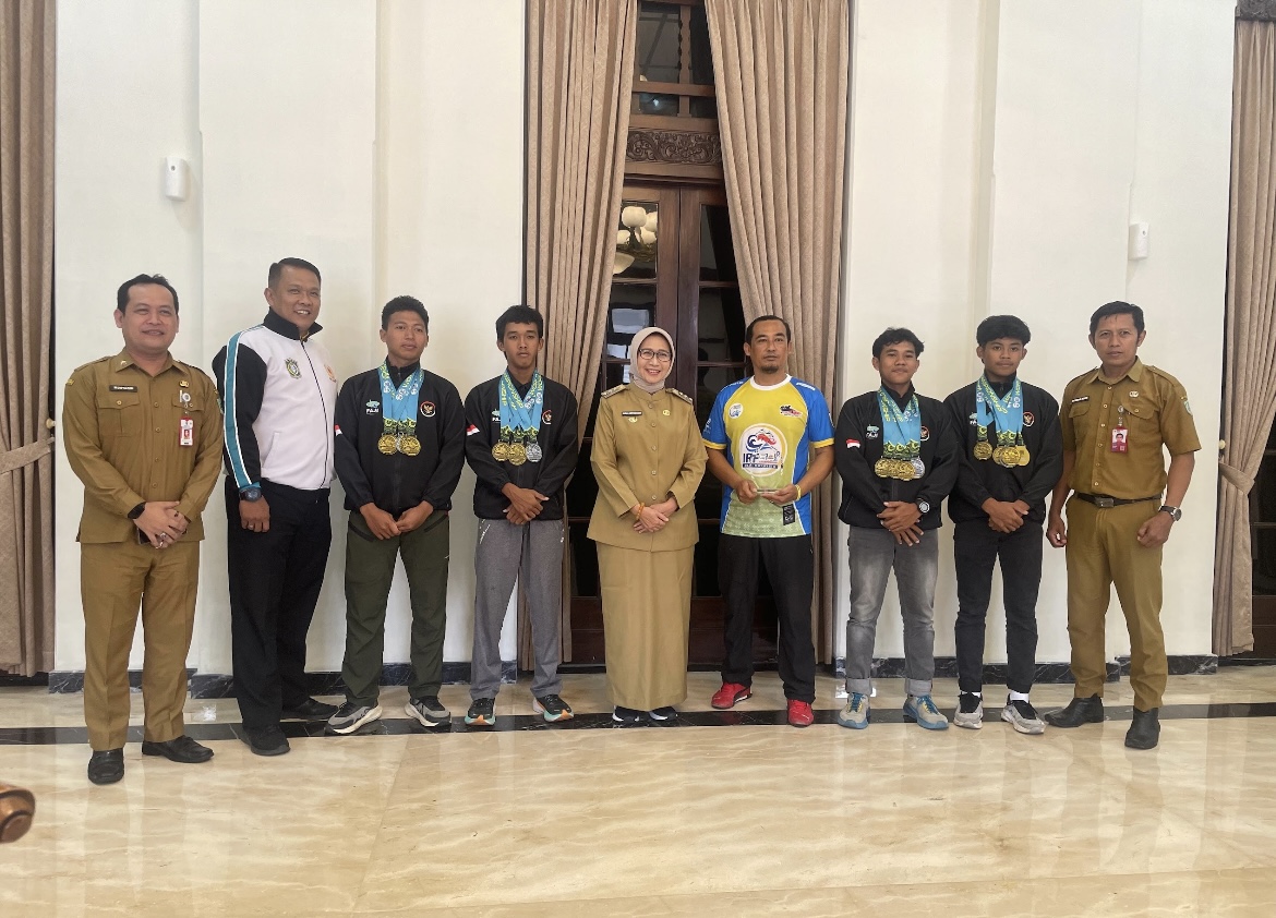 BANGGA: Atlet cabor Arung Jeram berhasil menunjukkan prestasi gemilang di kejuaraan dunia, kemarin.(ADE APRYANIS/RAME)