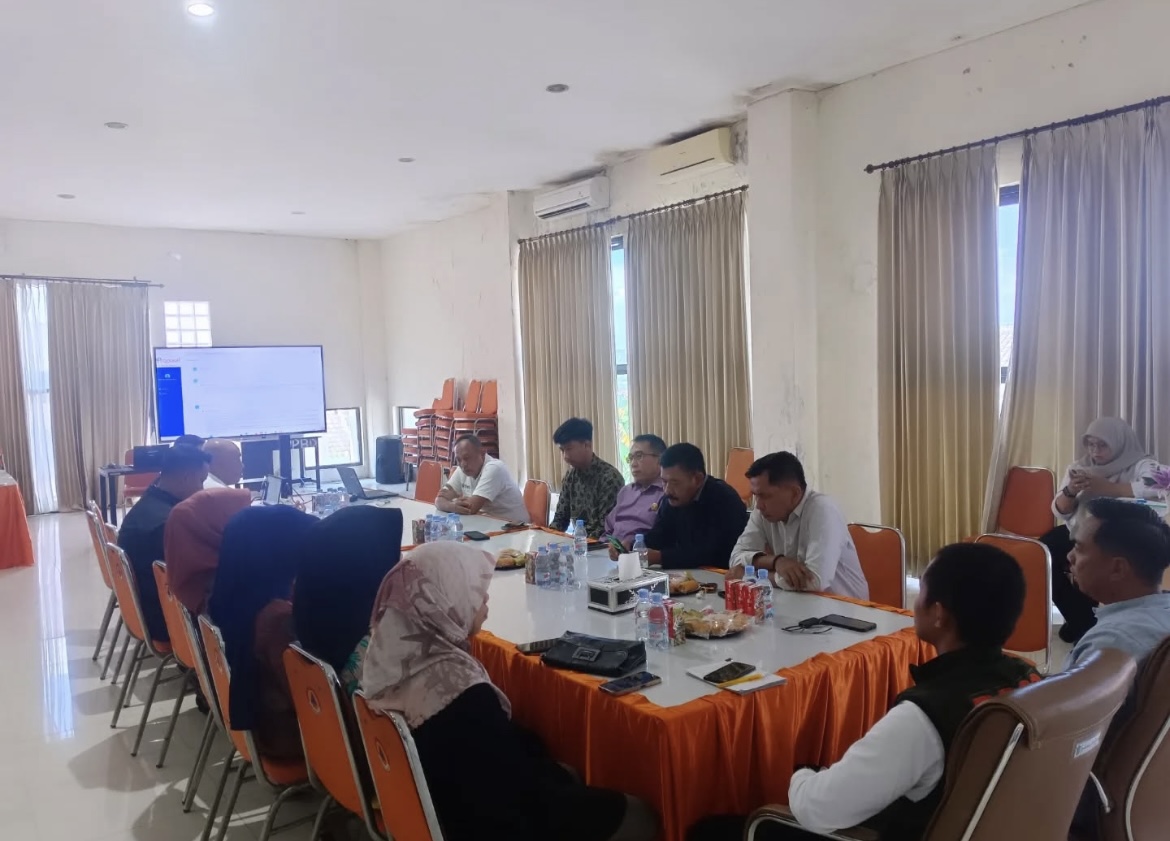 KUNJUNGI: Rombongan Komisi B DPRD Lumajang saat meninjau kantor BPBD Lumajang, kemarin.(ATIEQSON MAR IQBAL/RAME)