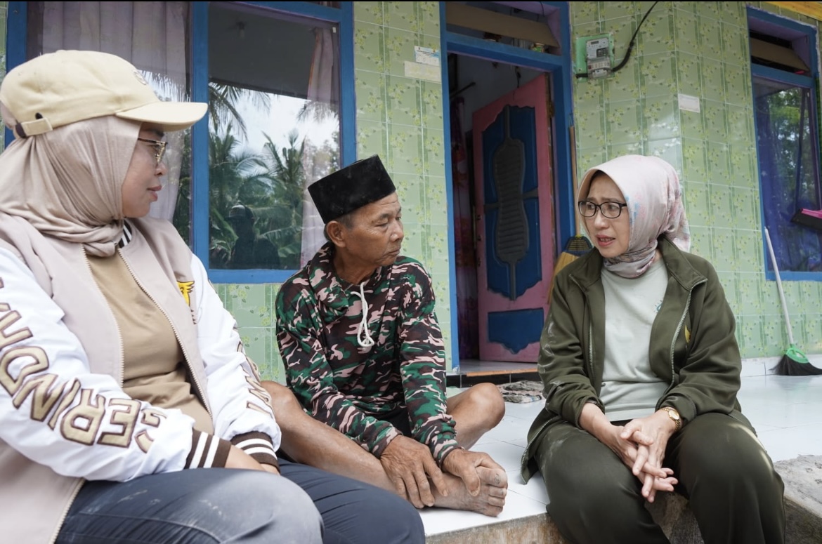 DATANGI: Ketua DPRD Lumajang Hj. Oktafiyani bersama Bupati Lumajang Indah Amperawati saat mendatangi korban terdampak.(ATIEQSON MAR IQBAL/RAME)