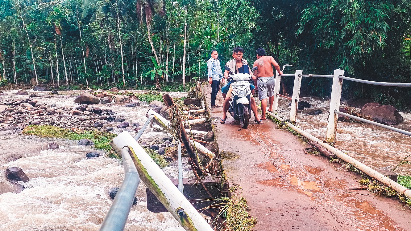 BUTUH PERHATIAN: Jembatan sepanjang 80 meter di Dusun Krajan, Desa Karangbayat, Kecamatan Sumberbaru, rusak setelah diterjang banjir, Senin (8/12) sore hingga malam.