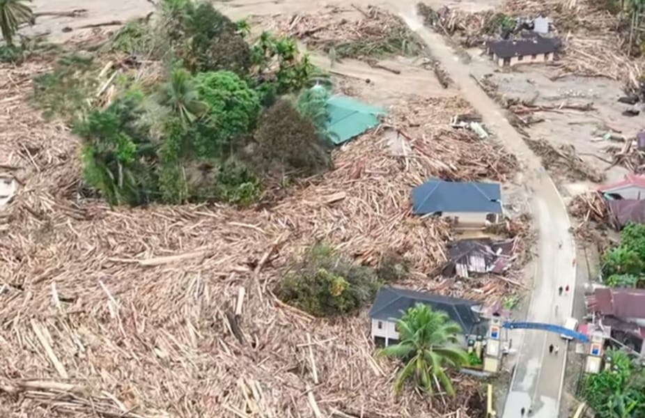 PASCABANJIR: Tangkapan layar kondisi desa Garoga setelah diterjang banjir yang diikuti material kayu gelondongan.