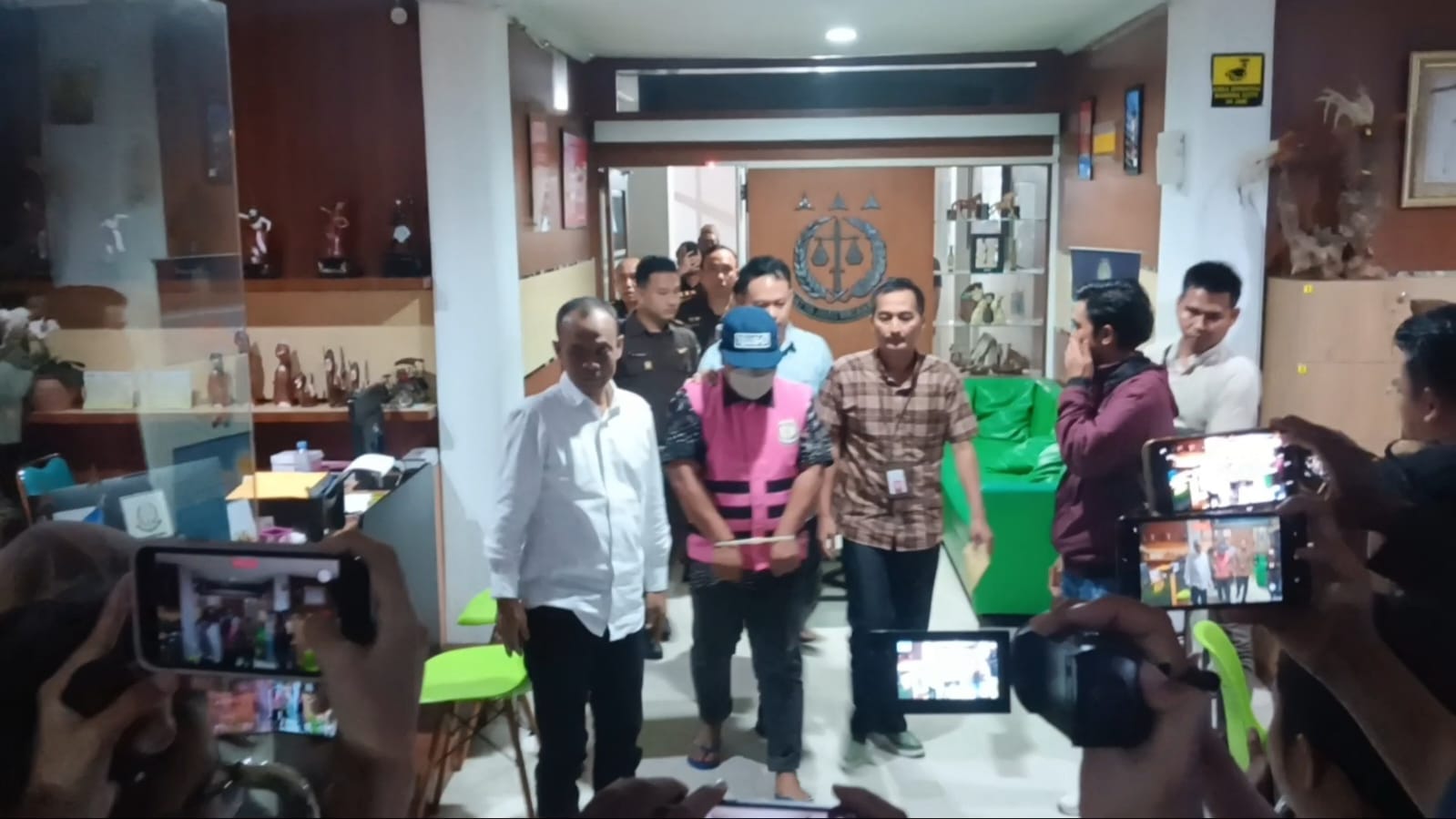 KASUS PIDANA: Tersangka dugaan korupsi Mamin Sosraperda DPRD Jember dibawa menuju mobil tahanan Kejari Jember, beberapa waktu lalu.