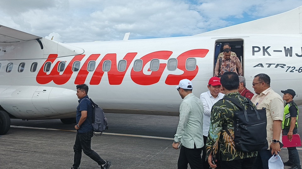 BABAK BARU: Maskapai Wings Air seusai take-off perdana dari Bandara Notohadinegoro dan landing di Bandara I Gusti Ngurah Rai, Bali, (5/12).&nbsp;