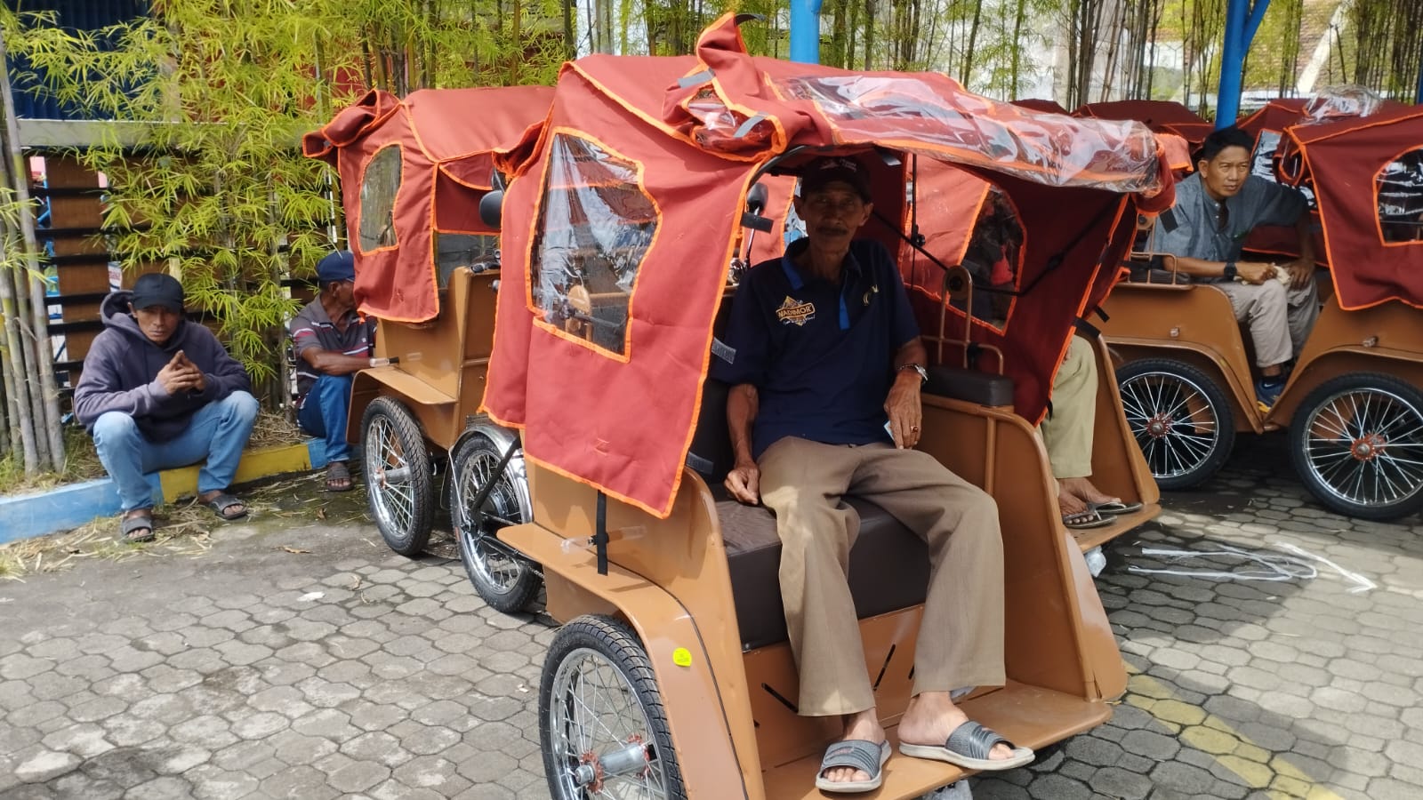 BANTUAN PRESIDEN: Sejumlah lansia penerima program bantuan becak listrik, di Kantor Dishub Jember, Selasa (9/12).