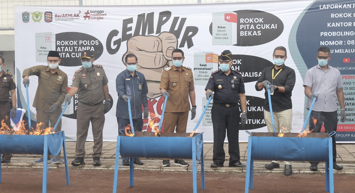 MUSNAHKAN: Wabup Lumajang Yudha Adji Kusuma bersama Kepala Bea Cukai Probolinggo Rudie Bayu Widjatnoko melakukan pemusnahan barang kena cukai ilegal, kemarin.(ADE APRYANIS/RAME)