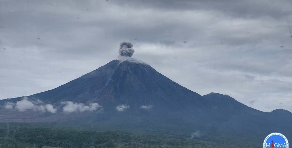 MEGAH : Gunung Semeru terus mengalami erupsi setiap hari dengan ketinggian yang beragam.(PETUGAS PPGA FOR RAME)