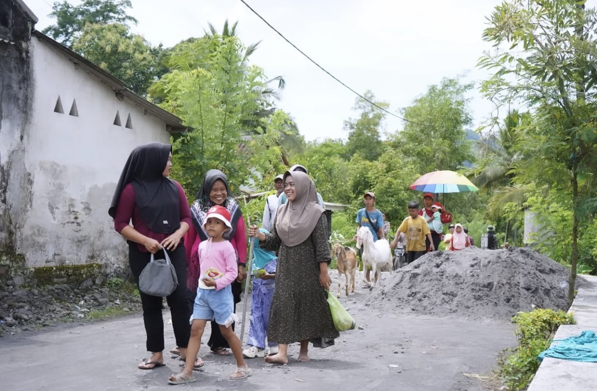 MENGUNGSI: Sejumlah warga yang sebelumnya memilih mengungsi di tenda di perbukitan dekat kawasan pemukiman yang terendam.(ATIEQSON MAR IQBAL/RAME)
