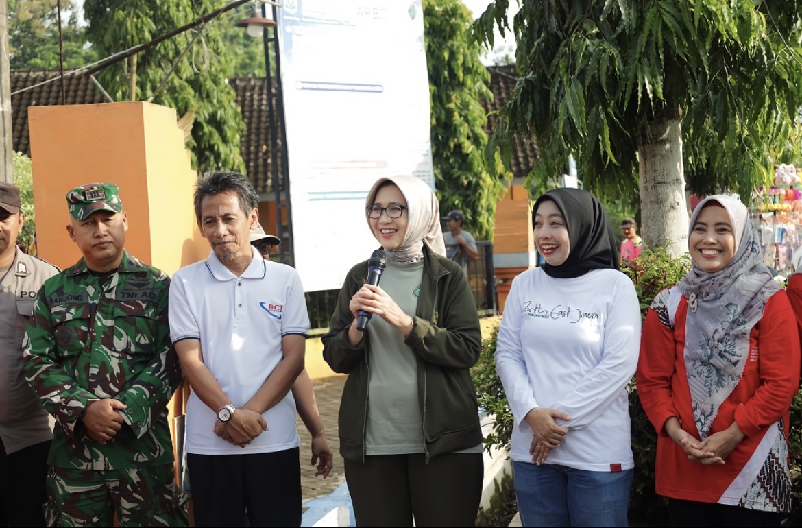 APRESIASI: Bupati Lumajang Indah Amperawati saat mengapresiasi pemerintah desa dalam kepatuhan membayar pajak bumi dan bangunan (PBB).(ATIEQSON MAR IQBAL/RAME)