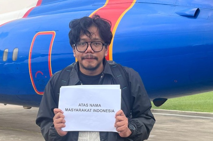 Menyoroti kontroversi influencer Ferry Irwandi dengan anggota Komisi I DPR, Endipat Wijaya, ihwal aksi donasi warga untuk korban bencana Sumatera. (Instagram.com/@irwandiferry)