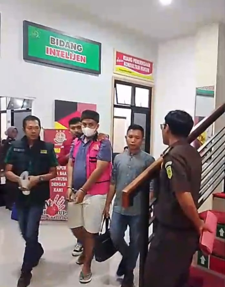DIGIRING: mantan kepala desa Padasan serta bendaharanya saat dibawa saat akan ditetapkan tersangka