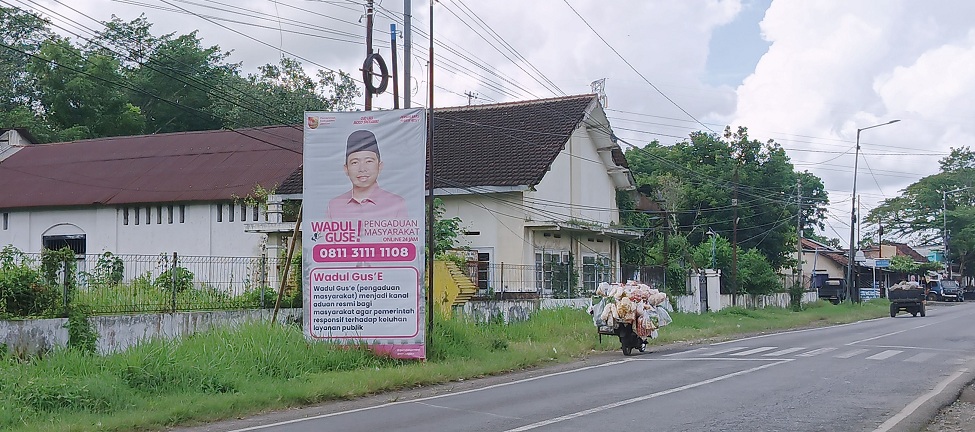 MASIF: Baliho Pemkab Jember bergambar Bupati Fawait dengan sejumlah program andalannya yang menghiasi setiap sudut jalan raya desa, kabupaten, provinsi, hingga jalan nasional.