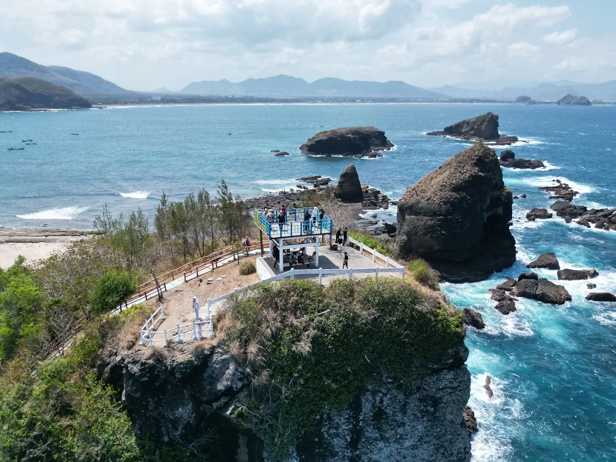 IKONIK: Pantai Papuma, di Desa Lojejer, Kecamatan Wuluhan, Jember, yang menjadi salah satu ikon wisata unggulan di Jember.