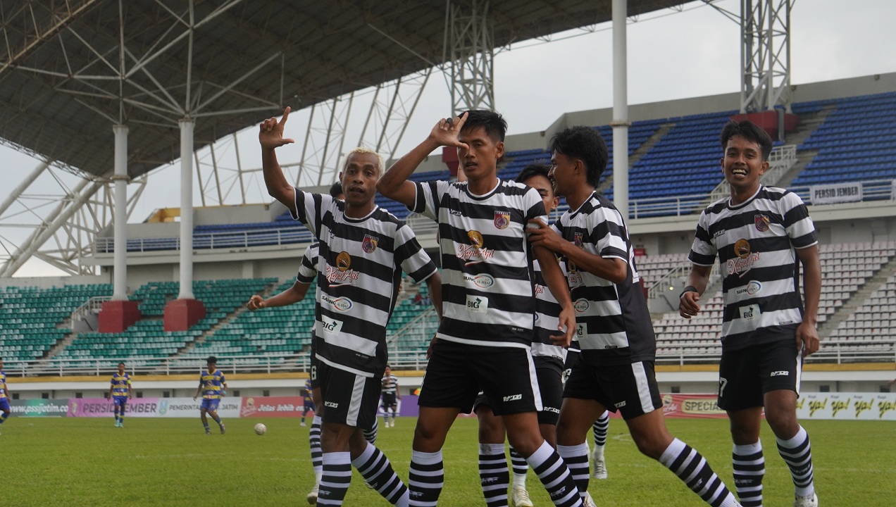 TEMPEL KETAT: Penyerang Persid Ghifari Vaiz Aditya (kiri) mencoba melewati hadangan pemain Baruna Nusantara, kemarin (11/12) di Stadion JSG. Dalam laga tersebut Persid menang 2-1.