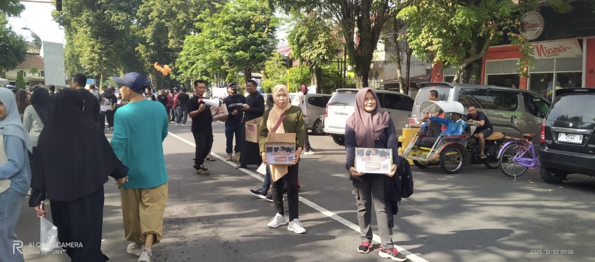 UNIK: Komunitas makelar akhirat menerbangkan spanduk besar bertuliskan &ldquo;Bondowoso for Sumatera&rdquo; dalam rangka menggalang dana untuk korban banjir. (DOK MAKELAR AKHIRAT)