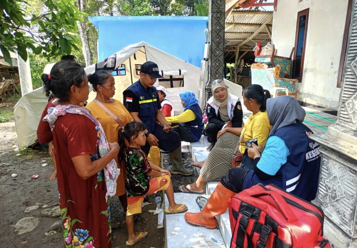 LAYANI: Proses layanan kesehatan untuk menjangkau warga terdampak lahar dingin terus dilakukan.(ADE APRYANIS/RAME)