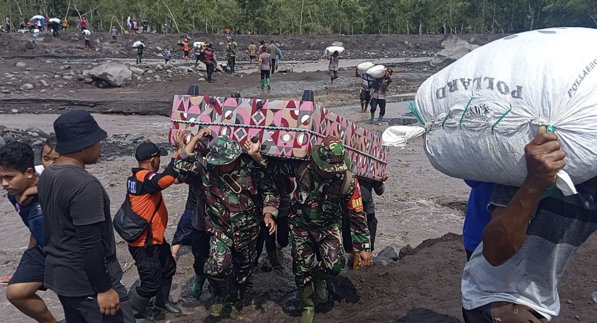 GOTONG ROYONG: Warga saat saling gotong royong melakukan evakuasi barang terdampak lahar dingin, sabtu lalu.(ADE APRYANIS/RAME)